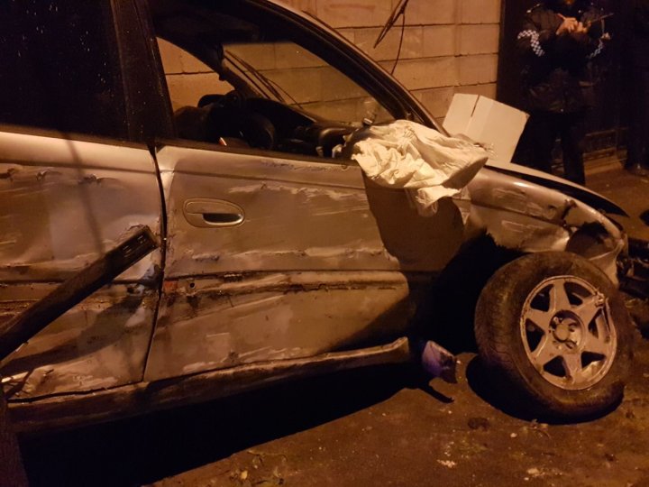 Не рассчитал: в столице автомобиль застрял между забором и столбом (ФОТО)