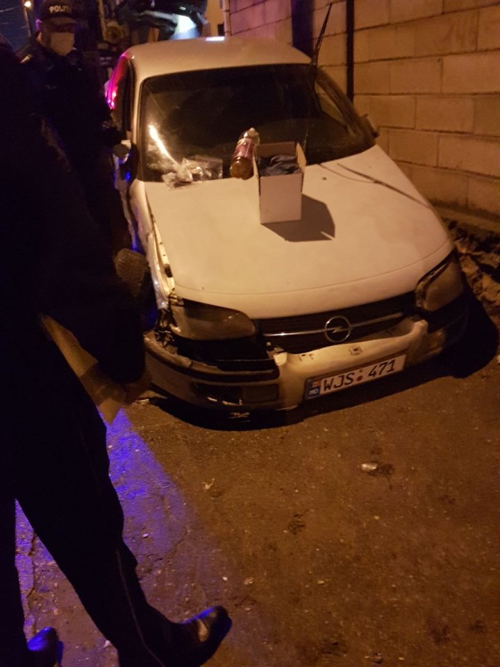 Не рассчитал: в столице автомобиль застрял между забором и столбом (ФОТО)