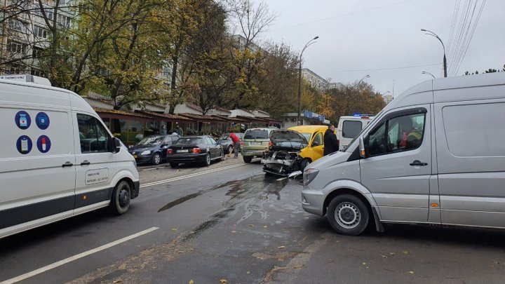 ДТП в столице: на Ботанике столкнулись три автомобиля (ВИДЕО)