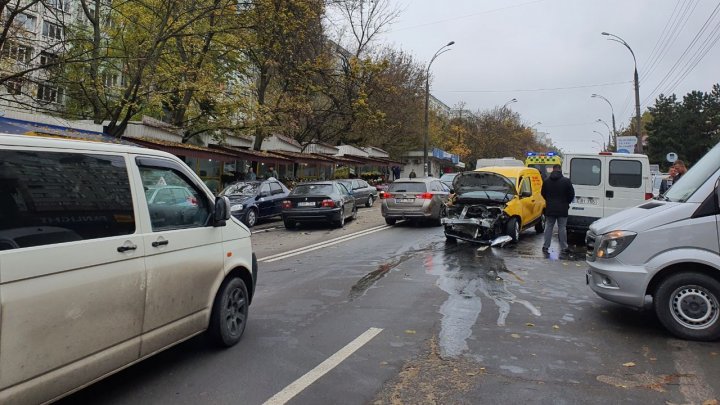 ДТП в столице: на Ботанике столкнулись три автомобиля (ВИДЕО)