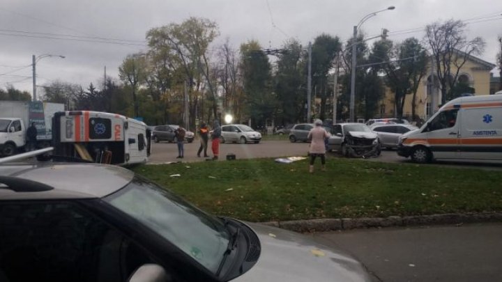 В Кишиневе машина частной скорой помощи перевернулась, столкнувшись с легковушкой (ФОТО, ВИДЕО)