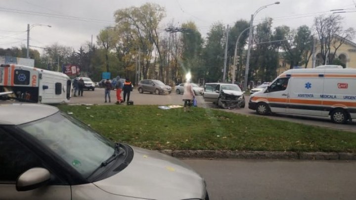 В Кишиневе машина частной скорой помощи перевернулась, столкнувшись с легковушкой (ФОТО, ВИДЕО)