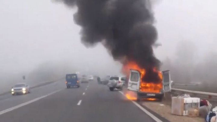 Автомобиль в огне: в Оргеевском районе на трассе загорелся фургон (ВИДЕО)