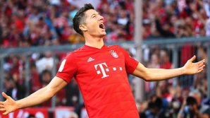 Польский футболист Роберт Левандовский получил "Золотую бутсу" 