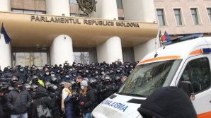 В ходе протестов нескольким карабинерам потребовалась помощь врачей (ВИДЕО)