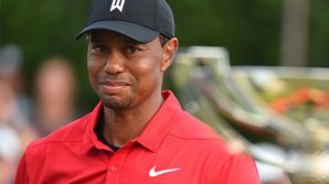 Знаменитый игрок в гольф Тайгер Вудс впервые участвовал в турнире вместе со своим сыном