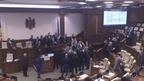 Хаос в парламенте: депутаты принимали законопроекты на фоне потасовок (ВИДЕО)