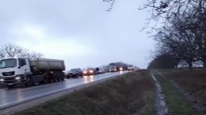 На национальной трассе Кишинёв-Сороки стоят сотни машин, не может проехать и спецтехника (ВИДЕО)