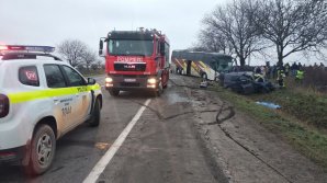 В Единецком районе столкнулись легковушка и автобус: тела погибших из железного плена извлекали спасатели