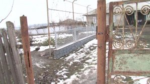 В канун Дня Андрея Первозванного несколько жителей села Ходжинешты остались без ворот