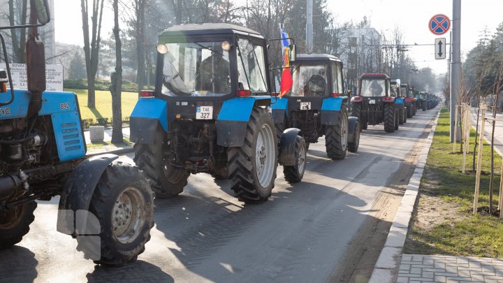 Аграрии вывели на дороги страны сотни единиц техники: на очереди протесты в Кишиневе