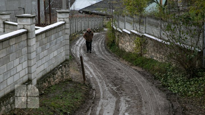 Утопают в грязи: жители Дурлешт жалуются на непроходимые дороги