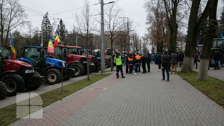 Протесты не стихают: фермеры на сельхозтехнике заехали на ступени парламента (ФОТО, ВИДЕО) 