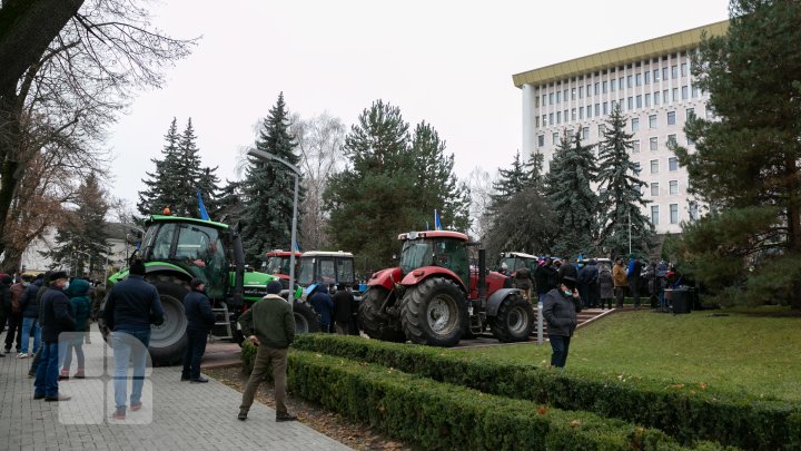 Протесты не стихают: фермеры на сельхозтехнике заехали на ступени парламента (ФОТО, ВИДЕО) 