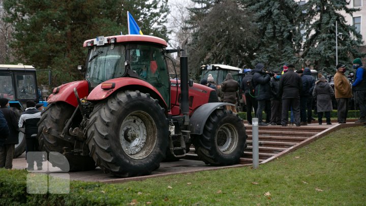 Протесты не стихают: фермеры на сельхозтехнике заехали на ступени парламента (ФОТО, ВИДЕО) 