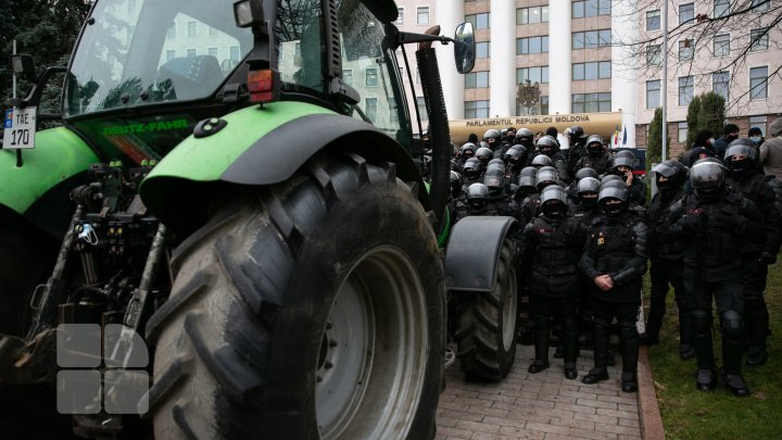 Протесты не стихают: фермеры на сельхозтехнике заехали на ступени парламента (ФОТО, ВИДЕО) 