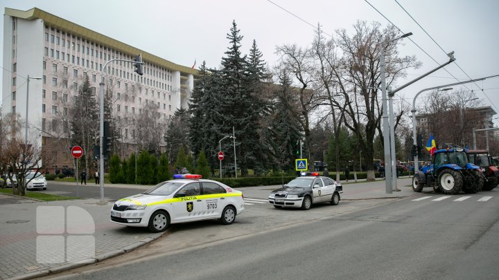 Протесты не стихают: фермеры на сельхозтехнике заехали на ступени парламента (ФОТО, ВИДЕО) 