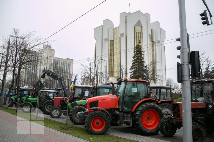 Протесты не стихают: фермеры на сельхозтехнике заехали на ступени парламента (ФОТО, ВИДЕО) 