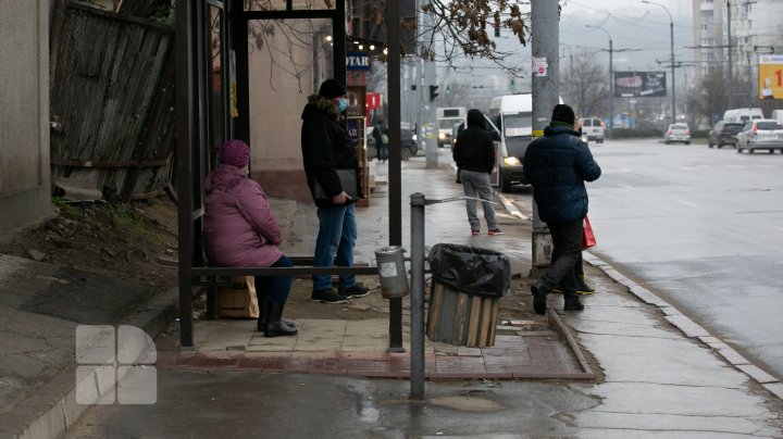 Стенки и скамейки разбиты, крыши сломаны: жители Кишинёва мокнут под дождём на остановках (ФОТОРЕПОРТАЖ)