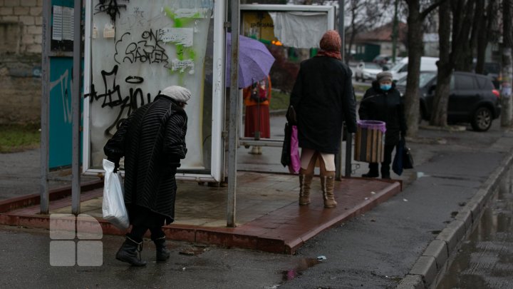 Стенки и скамейки разбиты, крыши сломаны: жители Кишинёва мокнут под дождём на остановках (ФОТОРЕПОРТАЖ)