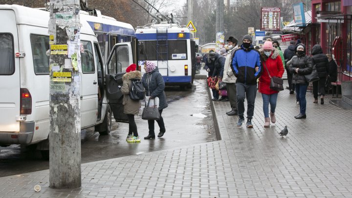 Стенки и скамейки разбиты, крыши сломаны: жители Кишинёва мокнут под дождём на остановках (ФОТОРЕПОРТАЖ)