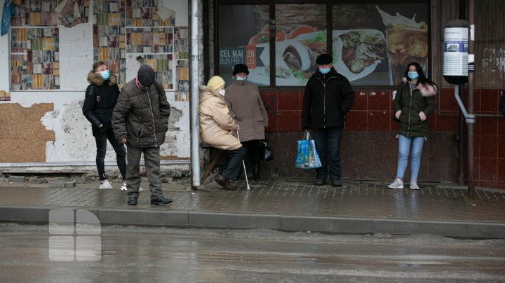 Стенки и скамейки разбиты, крыши сломаны: жители Кишинёва мокнут под дождём на остановках (ФОТОРЕПОРТАЖ)