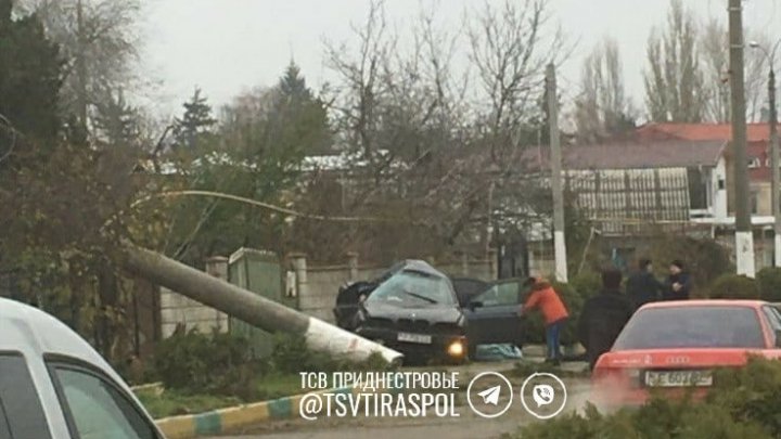 Водитель без прав снёс столб в Дубоссарах: есть пострадавшие