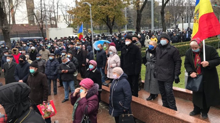 Сотни людей провели протест перед зданием парламента (ВИДЕО)