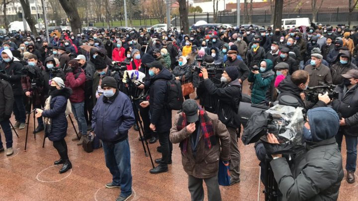 Сотни людей провели протест перед зданием парламента (ВИДЕО)