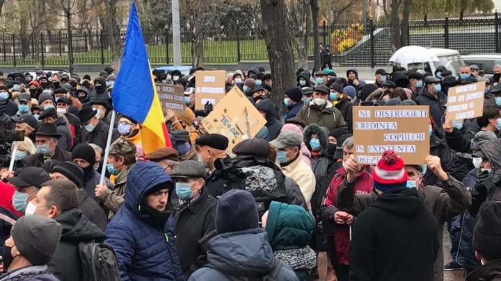 Сотни людей провели протест перед зданием парламента (ВИДЕО)