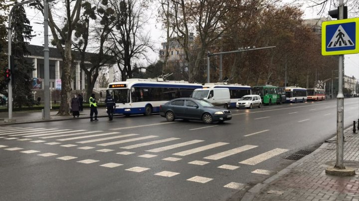 Сотни людей провели протест перед зданием парламента (ВИДЕО)