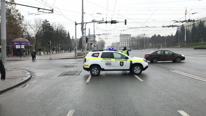 Сотни людей провели протест перед зданием парламента (ВИДЕО)