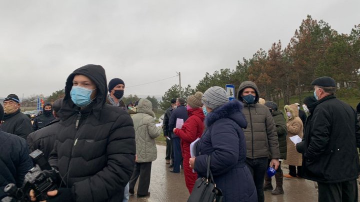 Протест в Лэпушне: несколько десятков местных жителей перекрыли трассу