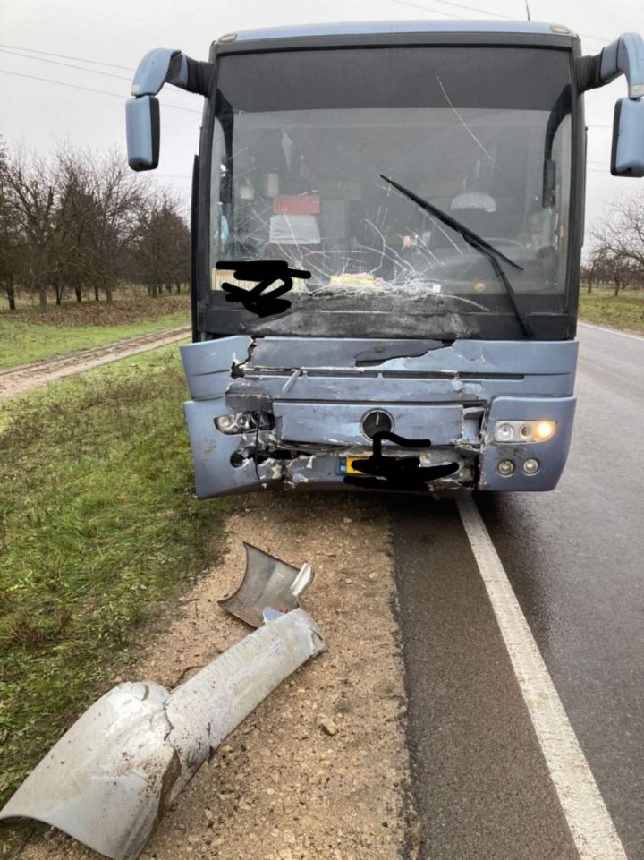 Смертельная авария в Теленештском районе: автобус врезался в автомобиль (ФОТО)