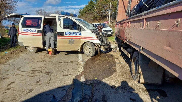 В Каларашском районе машина скорой помощи столкнулась с грузовиком (ФОТО)