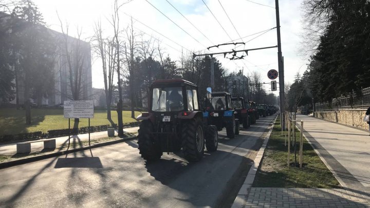 Фермеры освобождают центр столицы от тракторов (ВИДЕО)