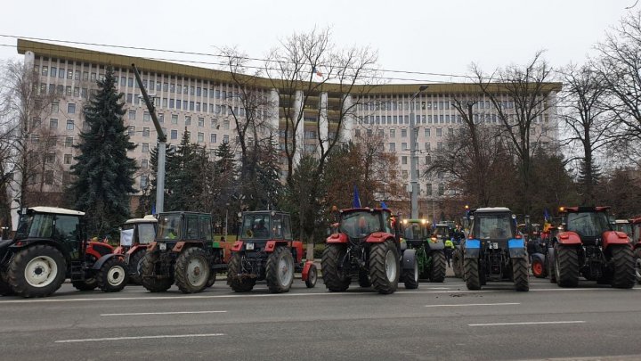 Протесты не стихают: фермеры на сельхозтехнике заехали на ступени парламента (ФОТО, ВИДЕО) 