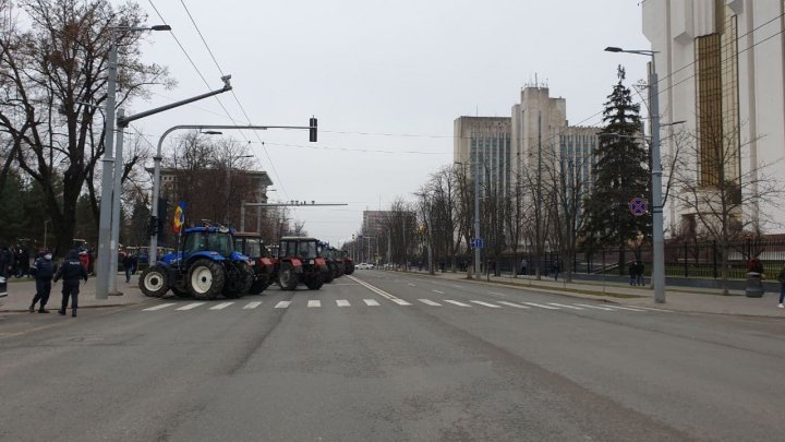 Протесты не стихают: фермеры на сельхозтехнике заехали на ступени парламента (ФОТО, ВИДЕО) 