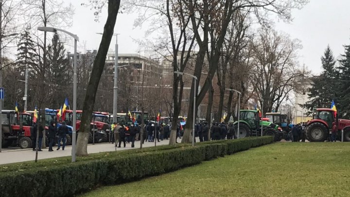 Протесты не стихают: фермеры на сельхозтехнике заехали на ступени парламента (ФОТО, ВИДЕО) 