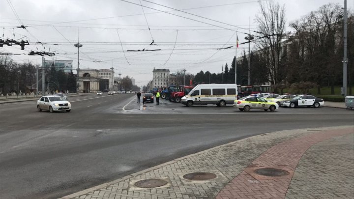 Ни дня без протестов: центр Кишинева заблокирован тракторами и микроавтобусами (ФОТО, ВИДЕО)