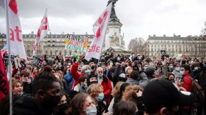 Ожесточенные протесты в Париже: полиция применила слезоточивый газ и водометы