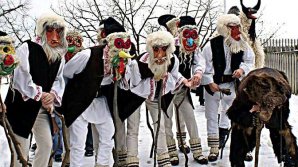 Эпидемия и дождь - не помеха: в Рождество колядующие по традиции прошлись по домам