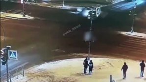 В Петербурге водитель авто на высокой скорости врезался в машину и сбил трех пешеходов (ВИДЕО)