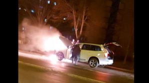 "Не подъезжай слишком близко": в столице на ходу загорелся автомобиль