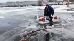 Додрифтовался: один из молдавских водителей утопил машину, решив показать мастер-класс на льду (ВИДЕО)