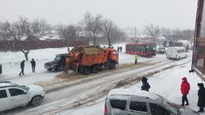 Автобус, ехавший по маршруту Кишинев-Новые Анены, съехал с трассы из-за снегопада (ФОТО, ВИДЕО)