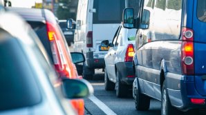 На полосах для общественного транспорта водители паркуют машины: как они это объясняют