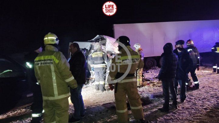 Микроавтобус всмятку: шесть человек погибли в ДТП с грузовиком в Самарской области