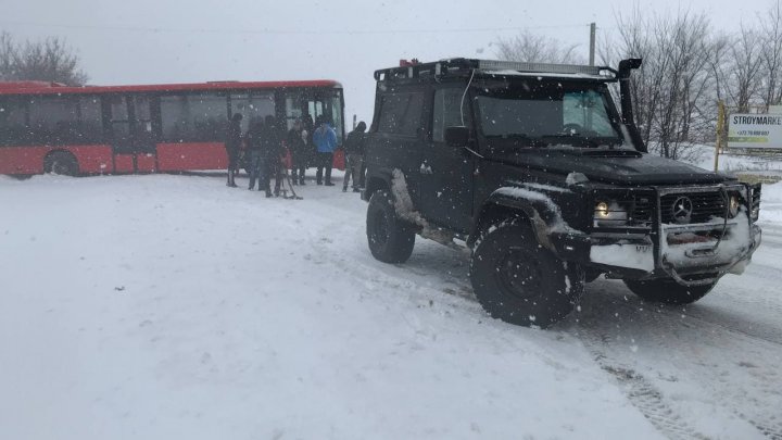 Автобус, ехавший по маршруту Кишинев-Новые Анены, съехал с трассы из-за снегопада (ФОТО, ВИДЕО)