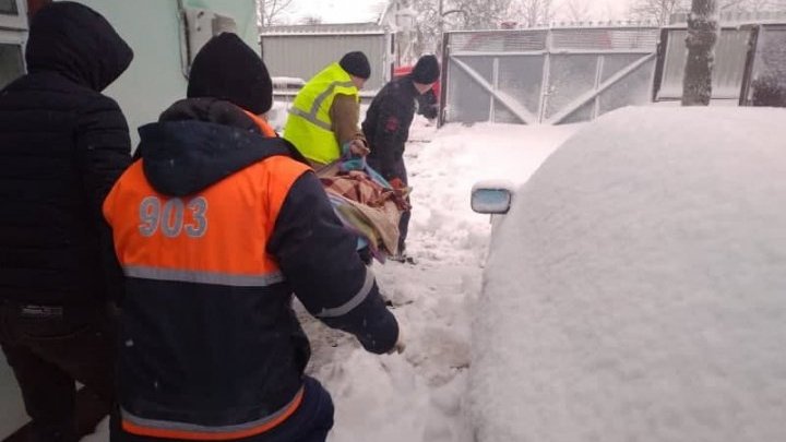 Последствия снегопада в Молдове: заблокированные села, сотни застрявших машин